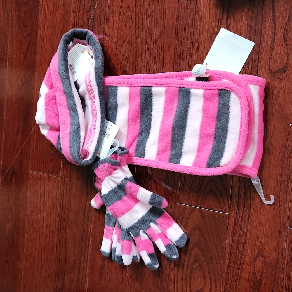 Hat, gloves and scarf set